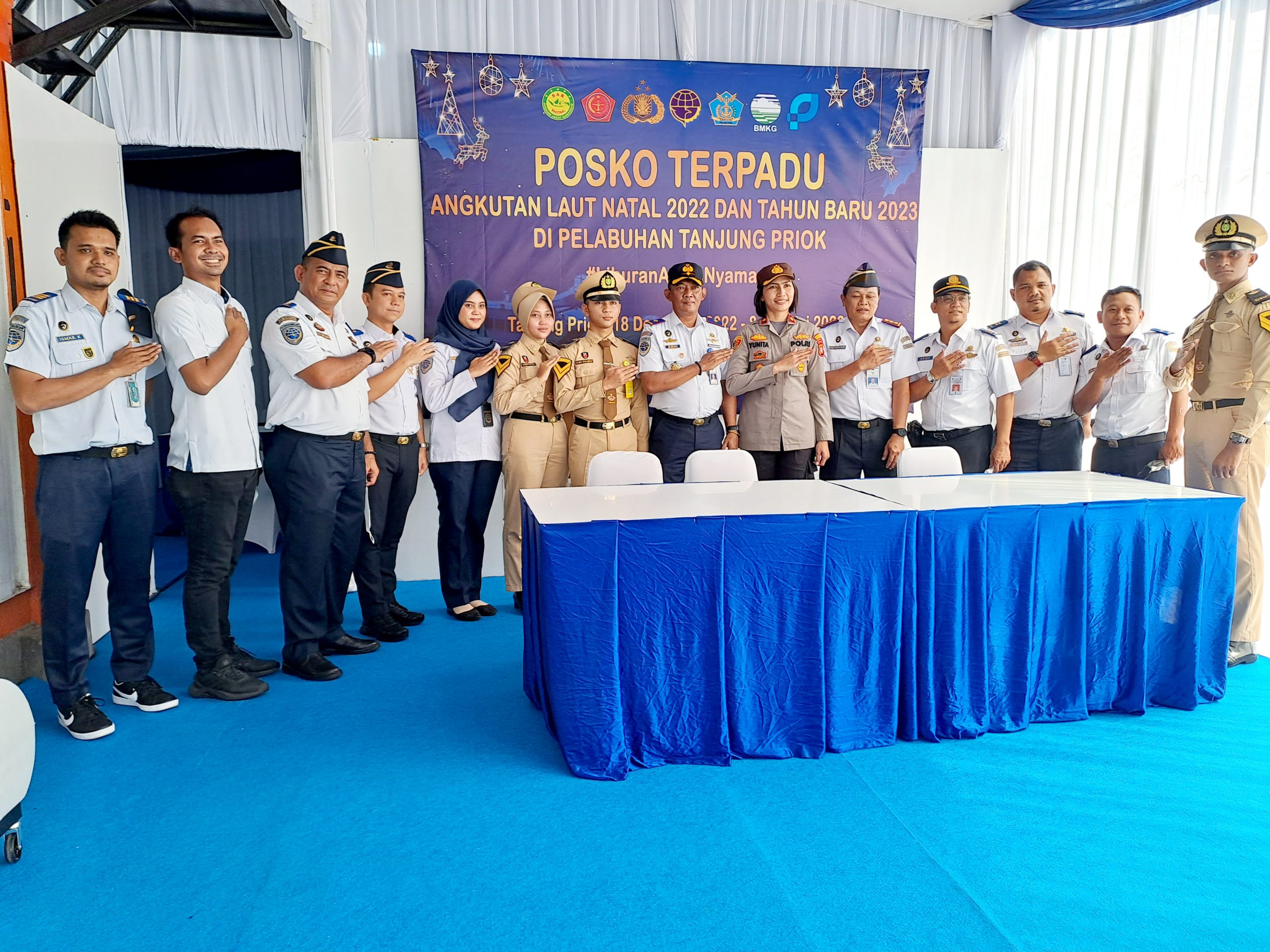 Plt Kapolres Pelabuhan Tanjung Priok Kompol Yunita Natallia Rungkat meninjau langsung Posko Terpadu yang dijadikan pusat informasi terkait Angkutan Laut Natal 2022 dan Tahun Baru 2023, yang di mulai pada hari ini, tanggal 18 Desember 2022 sampai dengan 8 Januari 2023.