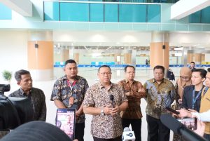 Direktur Pelayanan Haji Dalam Negeri Dirjen Penyelenggaraan Haji dan Umroh Kementerian Agama RI, Saiful Mujab memberikan keterangan pers disela-sela sosialisasi dan kunjungan di sosialisasi dan memantau kesiapan layanan jemaah haji di Bandara Kertajati dan Asrama Haji Indramayu Jawa Barat, Jumat (5/5/2023). (Foto: Narasipos.com)