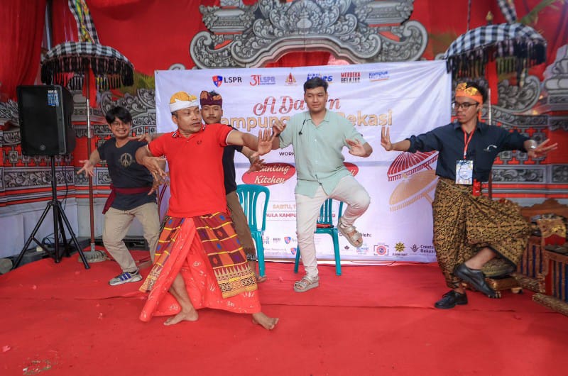 Workshop belajar tarian tradisional Bali oleh warga Kampung Bali Bekasi yang menjadi salah satu rangkaian acara A Day in Kampung Bali Bekasi di Jalan Merpati Bali No 49, RT 001, RW 09, Kelurahan Harapan Jaya, Kecamatan Bekasi Utara, Bekasi (17/6/2022). (Foto: ist)