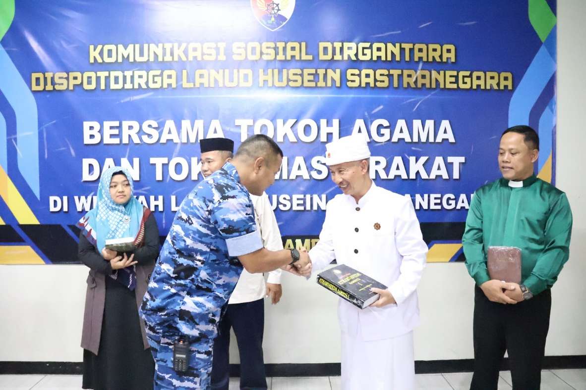 Danlanud memberikan bantuan kitab suci kepada tokoh agama dan tali asih kepada relawan yang mendukung program makan bergizi.(Ist)