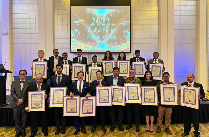 IPC TPK menerima 4 (empat) penghargaan pada ajang corporate rating The Sixth Global Ports Forum Awards 2022, di Shangri La Hotel Dubai, Kamis, 29 September 2022.