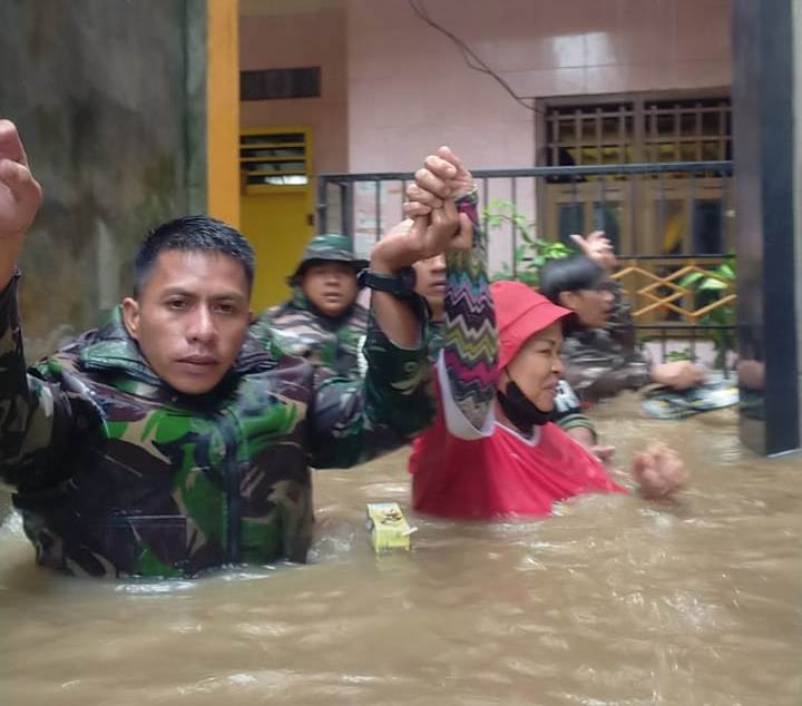 Bencana Banjir Dan Tanah Longsor Di Manado, TNI AD Kerahkan Ratusan ...